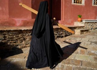 ΑΓΙΟ ΟΡΟΣ: ΝΕΚΡΟΣ ΜΟΝΑΧΟΣ ΣΕ ΤΡΟΧΑΙΟ ΜΕΤΑ ΤΗ ΛΙΤΑΝΕΙΑ ΤΟΥ ΑΞΙΟΝ ΕΣΤΙ