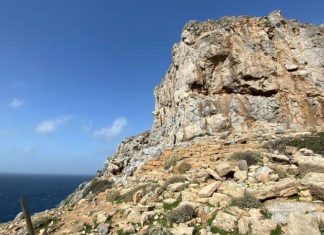 Τραγωδία στα Φαλάσαρνα: Νεκρός 45χρονος τουρίστας μετά από πτώση σε δύσβατο σημείο