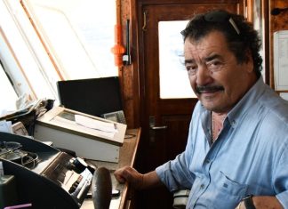 Γιάννης Σκοπελίτης: Με βιολιά, τραγούδια και κόρνες πλοίων το «τελευταίο αντίο» στον θρυλικό καπετάνιο των Κυκλάδων